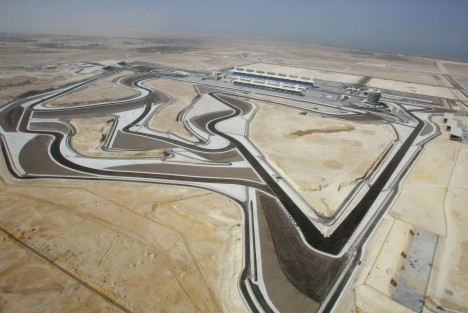 Sådan ser det ud set lidt fra den anden side - bemærk det meget skarpe sving nederst til højre - det minder utrolig meget om de meget skarpe sving på A1-Ring
(Foto: Bahrain International Circuit)